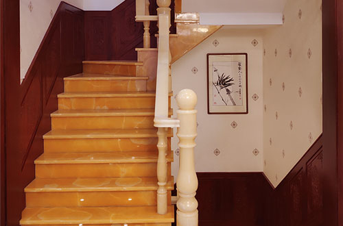 东阿中式别墅室内汉白玉石楼梯的定制安装装饰效果
